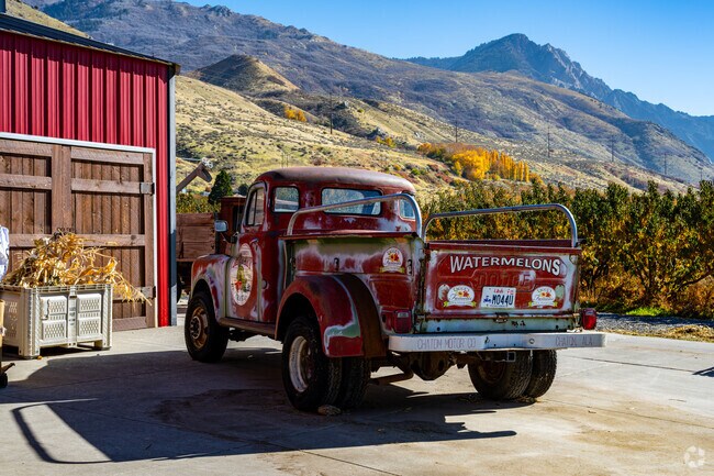 Perry’s agricultural roots shine with a rustic watermelon truck.