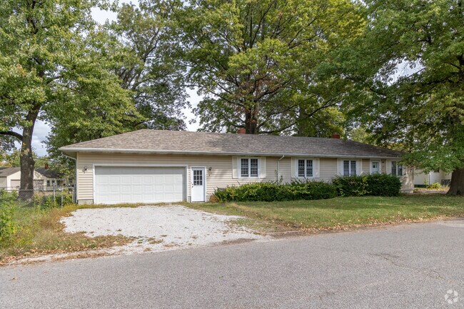 The average home in Lorraine Park is roughly 1,334 square feet.