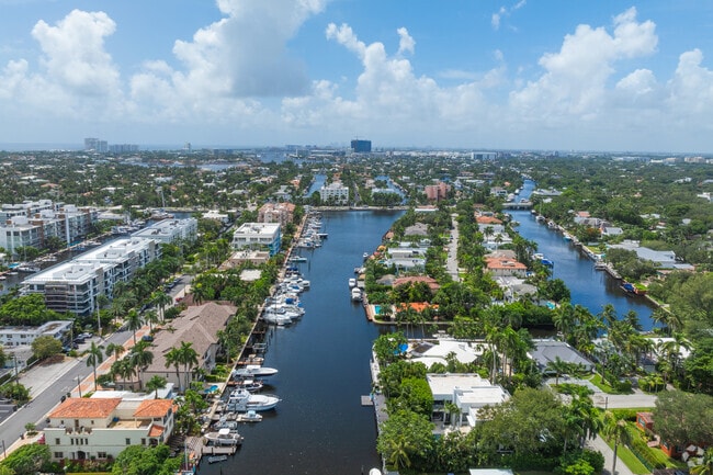 With Hendricks and Venice Isles' location amidst canals, restaurants, galleries, and much more, residents have no lack of entertainment.