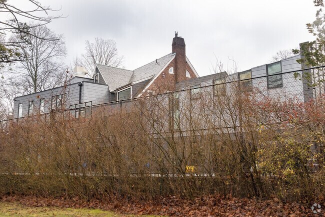 Yashiva Ohr Yisreal is a private religious school for boys serving grades 9-12.