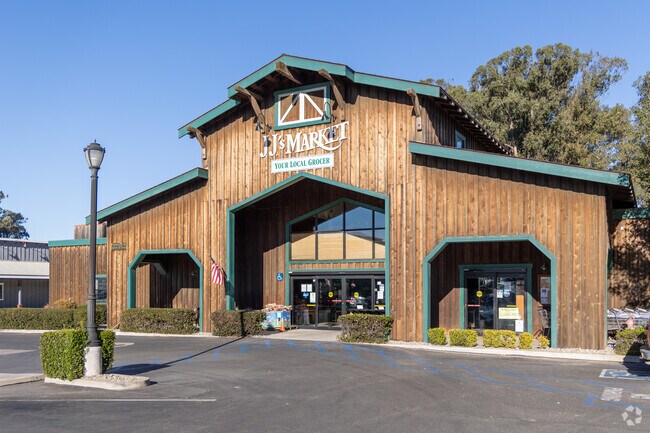 Local's of Woodlands shop at JJ's Market for fresh groceries.