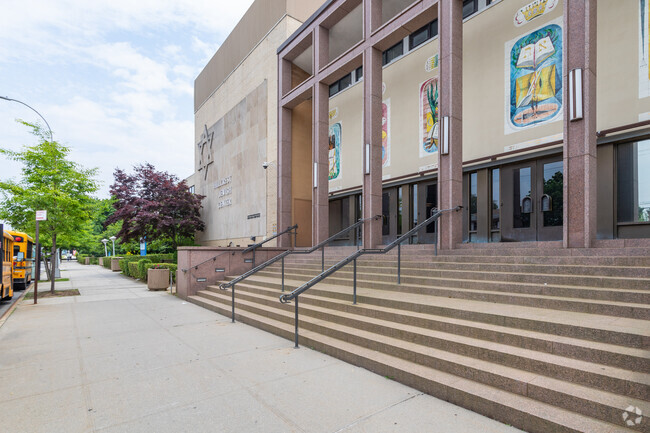 The Summit School uses a flexible holistic approach to education.