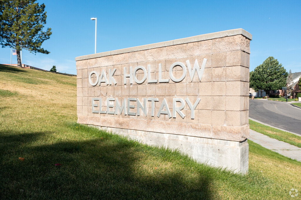 The entry sign for Oak Hollow Elementary School in Draper.