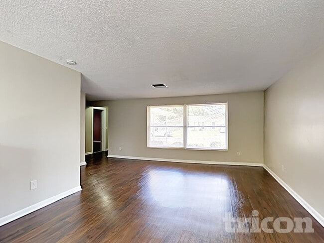 8508 Woodhurst Dr, Tampa, FL 33615 - photo 4