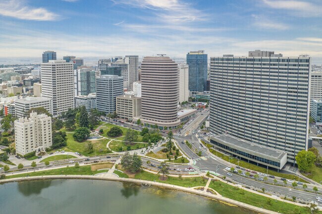 The Lakeside neighborhood sits on the edge of downtown Oakland, enjoying urban amenities.