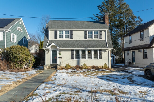 Homes in Edgewood have long walkways and lots around 1/2 acre.