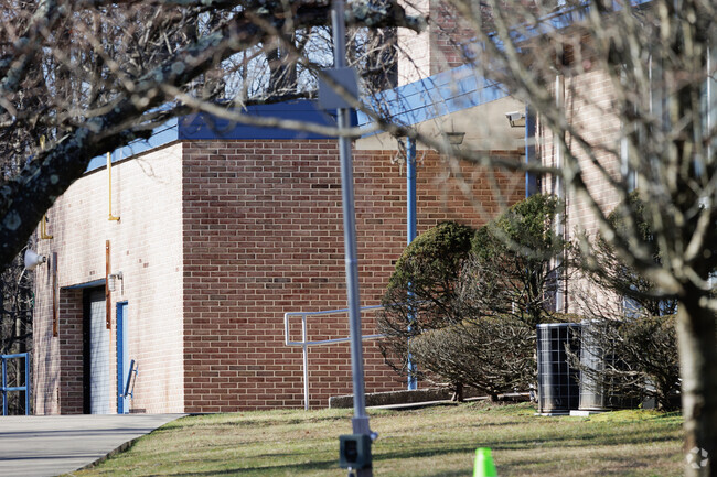 Student population at North Cliff Elementary School in Englewood Cliffs, NJ is  48% female.