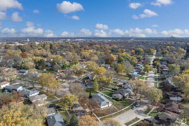 Homes in Century Oaks feature well manicured lawns and oval walkways.