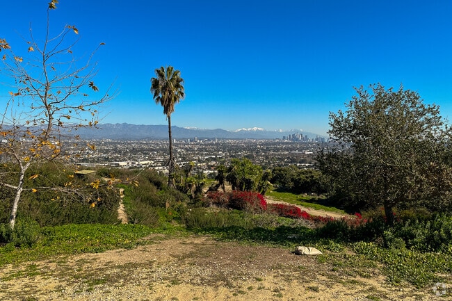 Nearby is the Baldwin Hills Scenic Overlook, a 58-acre park with trails.