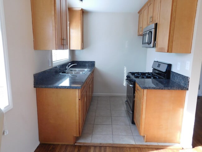 1700 W Victory Blvd unit 1702 F, Burbank, CA 91506 - photo 2