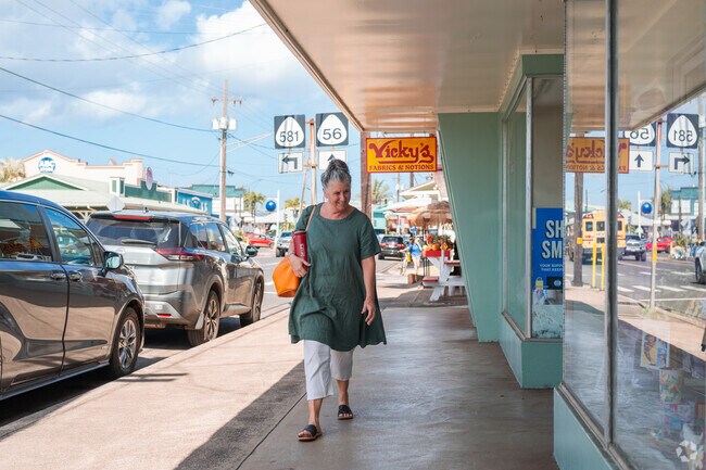 The town has a diverse mix of shops, offering everything from surf gear to unique souvenirs.