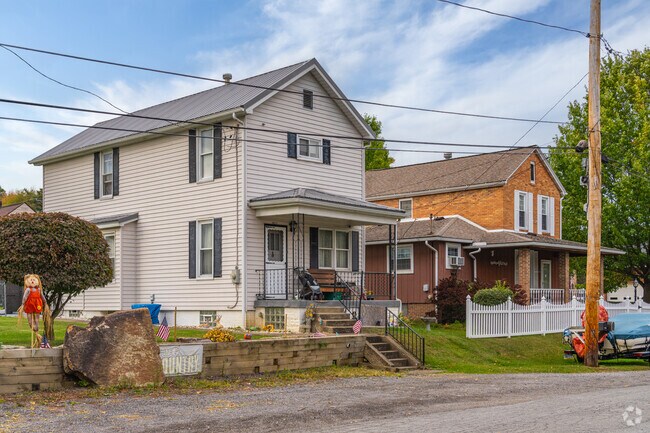 Classic Four Square homes with street parking are not uncommon to see in West Mayfield.