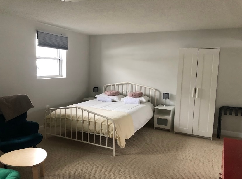 Queen size bed, wardrobe.