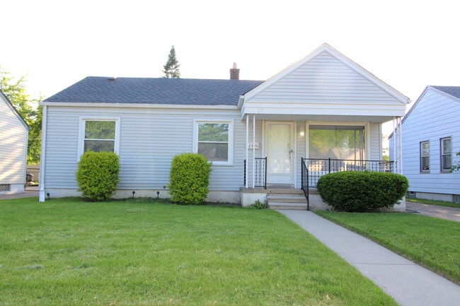 12490 Pearl St, Southgate, MI 48195 - photo 2