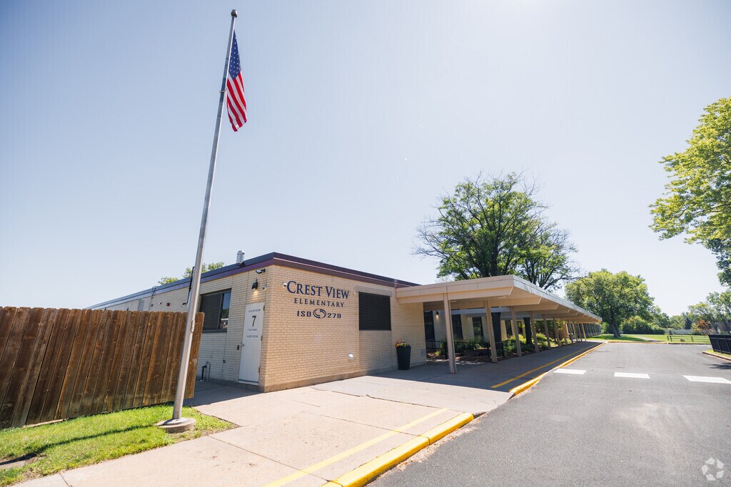 Crest View Elementary School provides education in the neighborhood of 
Brooklyn Park