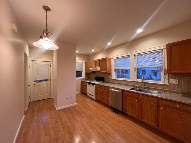 108 W Quincy St unit 1, Somerville, MA 02144 - photo 2