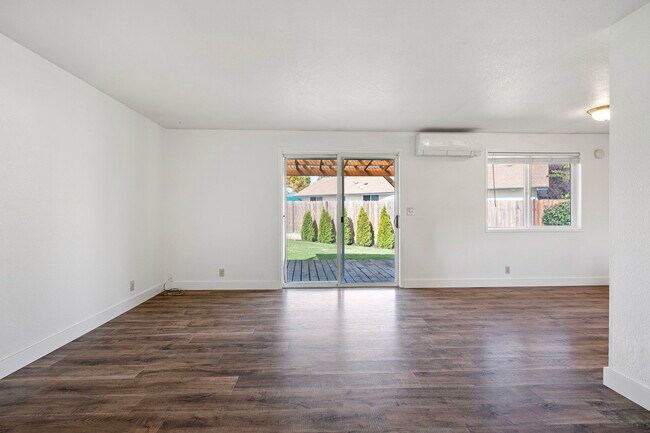 872 W N St, Springfield, OR 97477 - photo 5