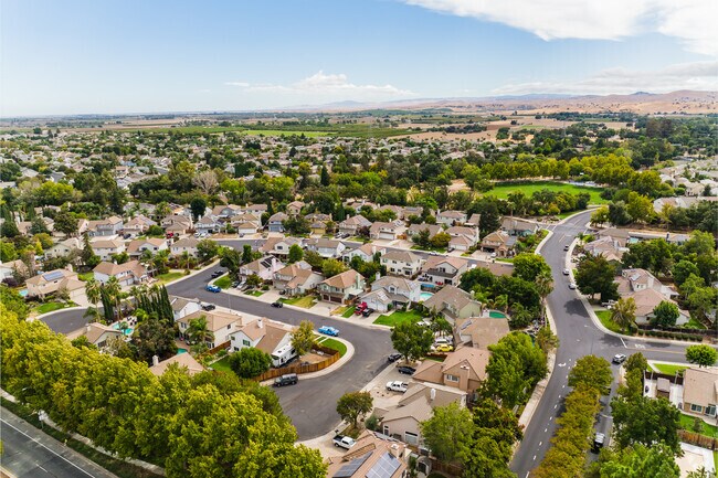 Large single-family homes are available in the Creekside Park neighborhood.