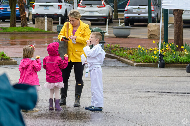 Children enjoy ripe apples from the Bloomington Farmers' Market, 10 minutes from Park Ridge East.