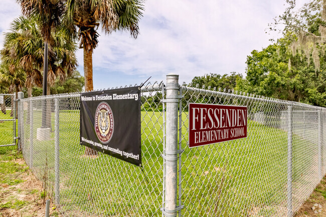 Fessenden Elementary School is a public school serving gradesPK, K-5 in Marion County.