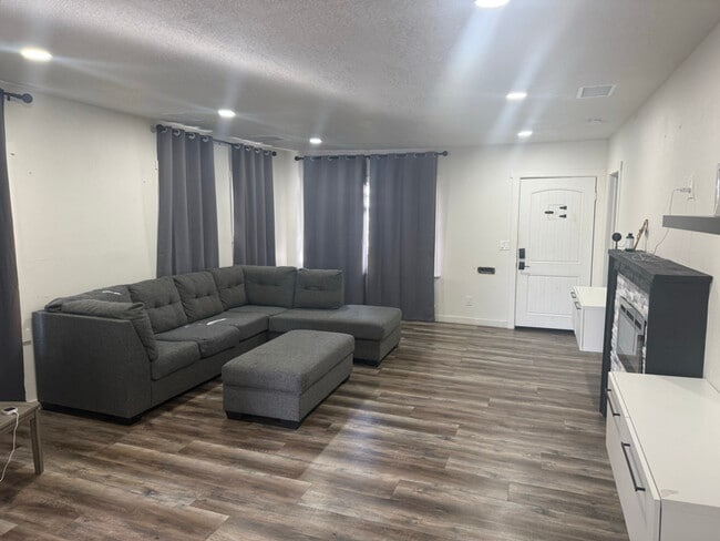 1304 E 9th St, Long Beach, CA 90813 - photo 6