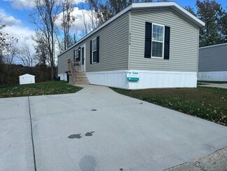 9356 River Dr, Linden, MI 48451