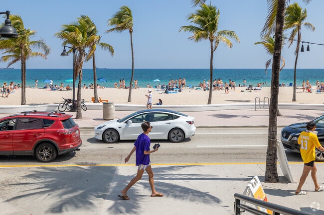 Fort Lauderdale Beach is only a few minutes away to visit.