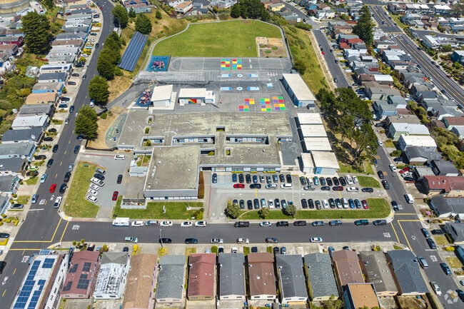 Aerial view of Skyline Elementary School showcases its well-maintained outdoor facilities.