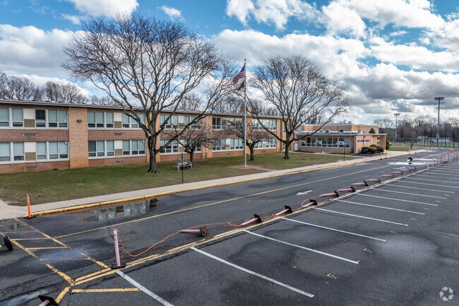 Nut Swamp Elementary School has an A- from NICHE.