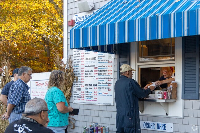 Tommy’s Clam Shack is a popular seafood spot known for its fresh clams close to Long Meadow.