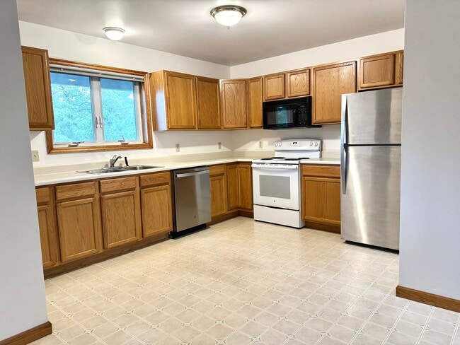 10 Lyon Ln, Essex Junction, VT 05452 - photo 2