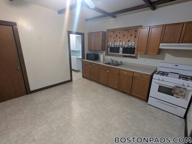 214 Washington St unit 1, Malden, MA 02148 - photo 2