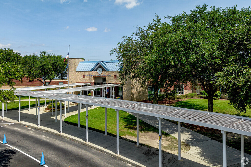 North Myrtle Beach Middle School is a public school for students in grades 6-8 in Little River.