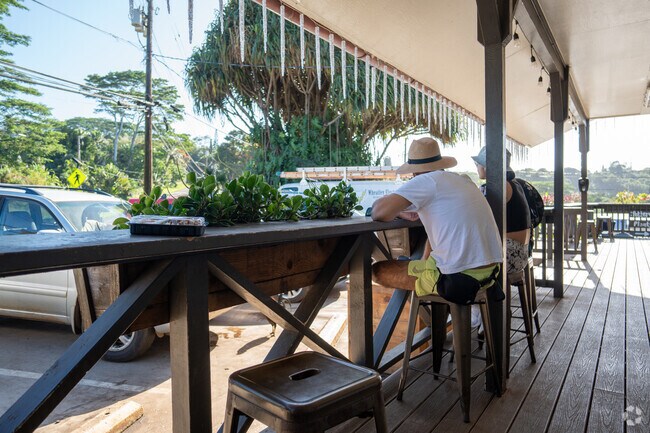 There are popular outdoor breakfast spots along the main highway.