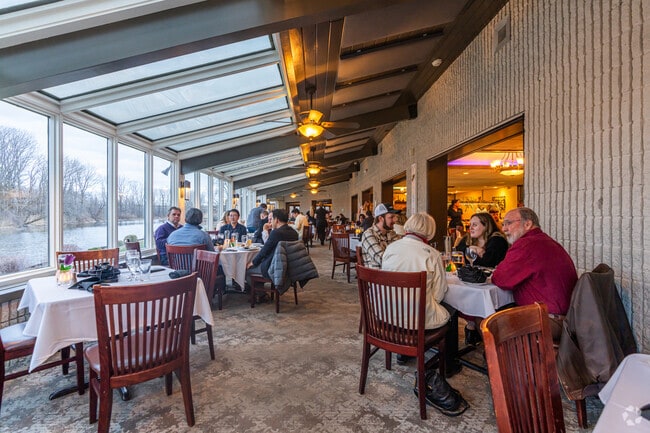River’s Bend offers upscale dining with steak, seafood, and waterfront views.