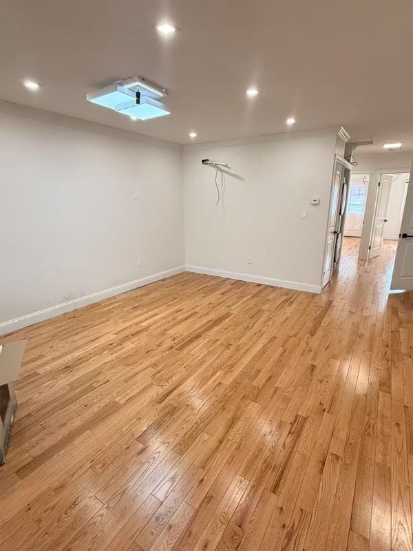 32-0 74th St, Queens, NY 11370
