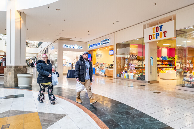 Drexelwood holiday shoppers enjoy the easy access to Oxford Valley Mall.