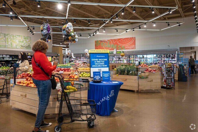 Marianos Grocery is conveniently located near the Lakeview Estates area.