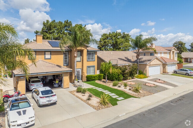 Homes in Victoriano are relatively contemporary, usually built between 2000 and 2010, and architecture is inspired mainly by Spanish Revival and Mediterranean styles.