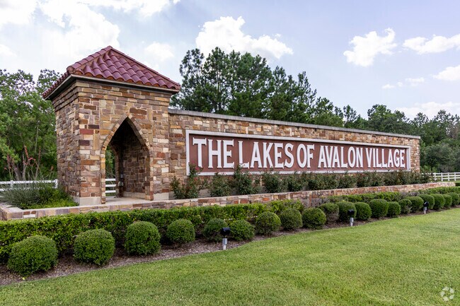 Large, beautiful traditional homes can be found in The Lakes of Avalon Village Klein Crossing.