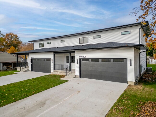 1305 W 19th St, Cedar Falls, IA 50613 - photo 2