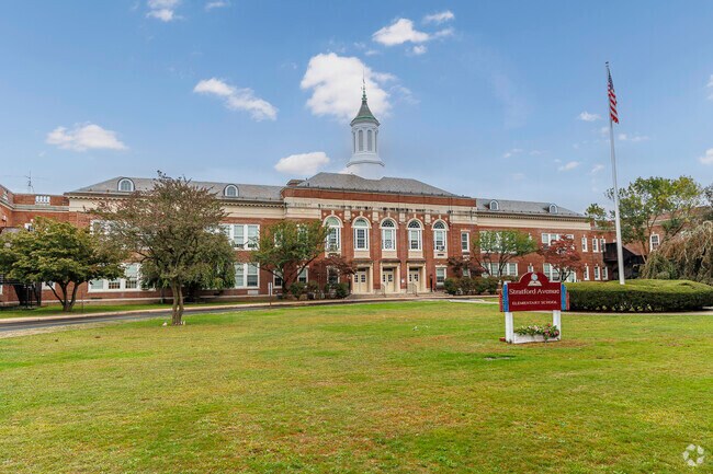 Stratford Ave School is a highly rated school in the Stewart Manor
area.