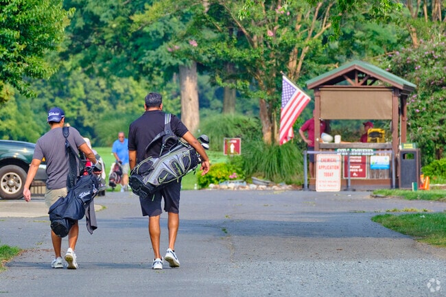 The Algonkian Regional Park has an excellent golf course along the Potomac River in Cascades.