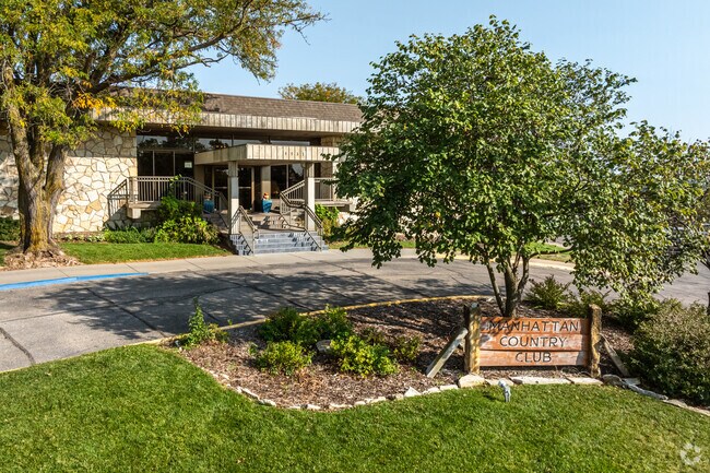 The members-only Manhattan Country Club offers a 24-hr fitness center, pool and 2 restaurants.