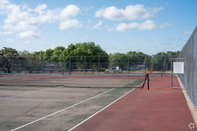 Oak Grove Middle School has 2 tennis courts.