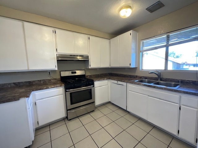 Kitchen with dishwasher