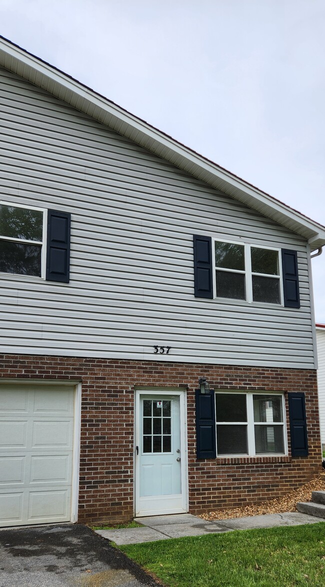 357 Magnolia Dr, Bristol, VA 24201