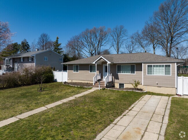 Cape cod and ranch style homes are very common in Islip.