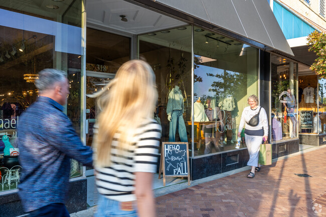 Downtown Manhattan has many shops and boutiques along Poyntz Avenue.