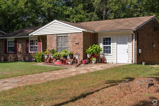 Homes in East Carver Heights can range in price from $65,000 and $165,000.